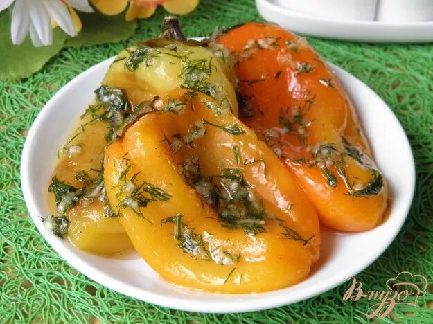 Запеченный болгарский перец. Закуска из болгарского перца. Болгарский перец в духовке. Болгарский перец закуска в духовке. Печеный болгарский перец.