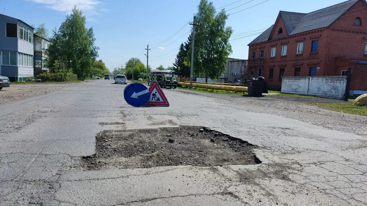 Ремонт дорог. Ремонт дороги. Камень на Оби дороги. Яма на дороге.