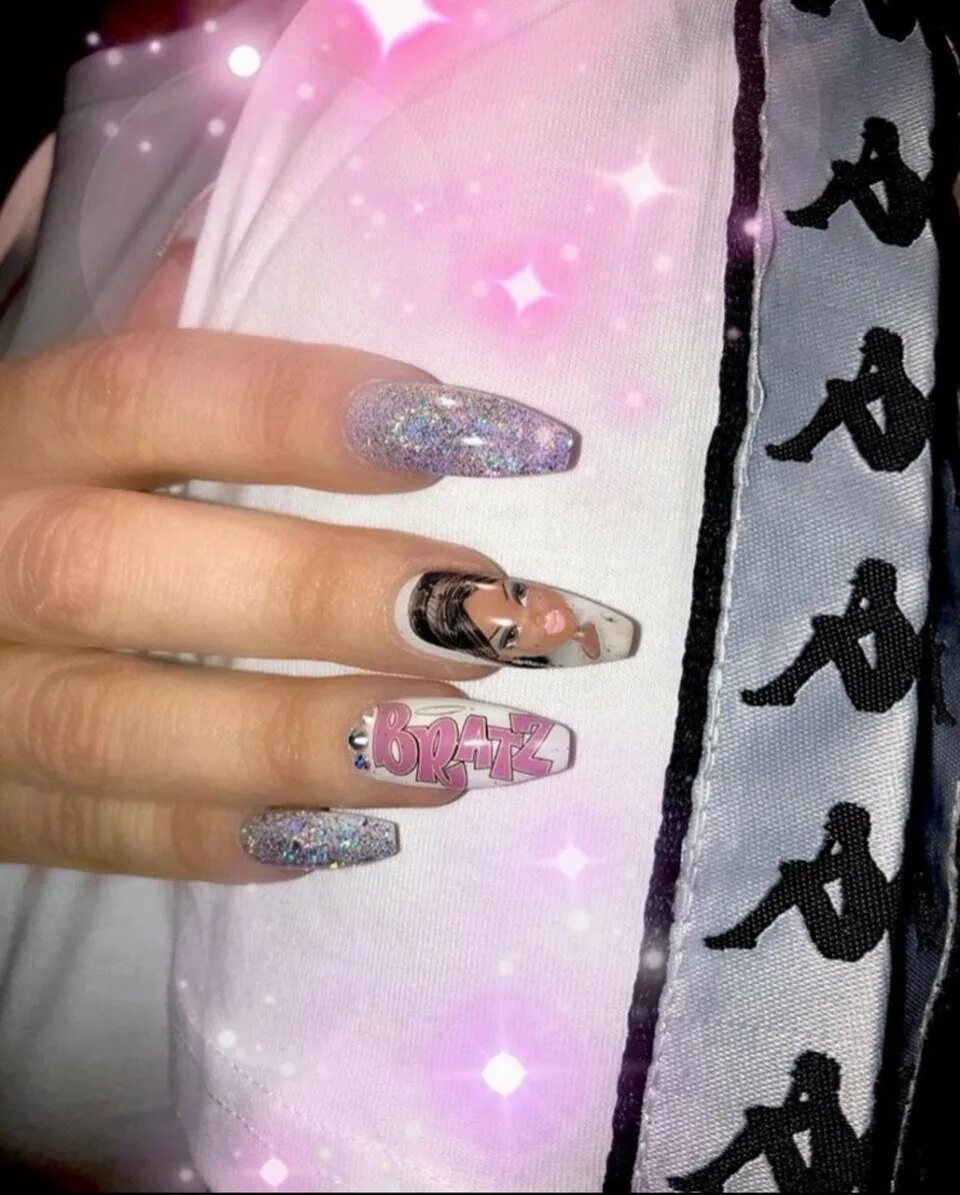 Маникюр с хеллоу китти. Ногти эстетика. Дизайн ногтей для детей длинные ногти. Длинные красные ногти эстетика. Ногти y2k.