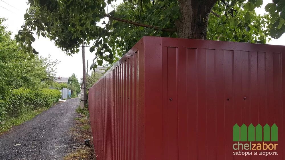 Профлист для забора. Монтаж забора из профлиста. Внешний угол забора из профнастила. Угол забора из профнастила. Забор из листов.