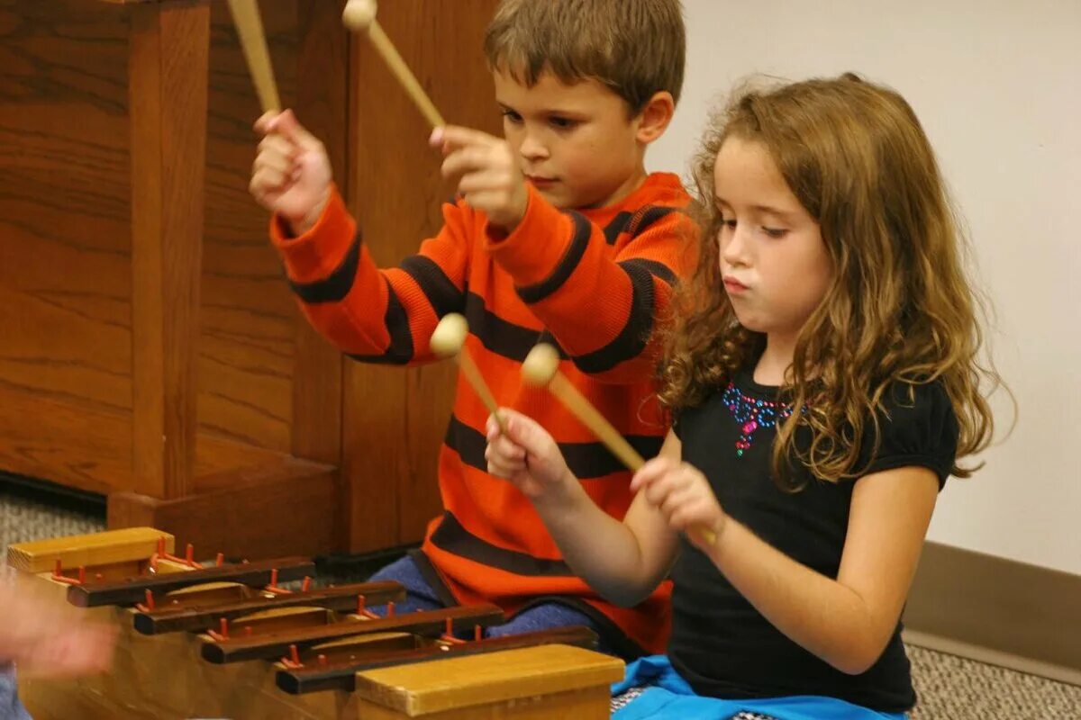 Игра на музыкальных инструментах. Дети на музыкальном занятии. Музыкальные занятия для малышей. Эстетическое воспитание.