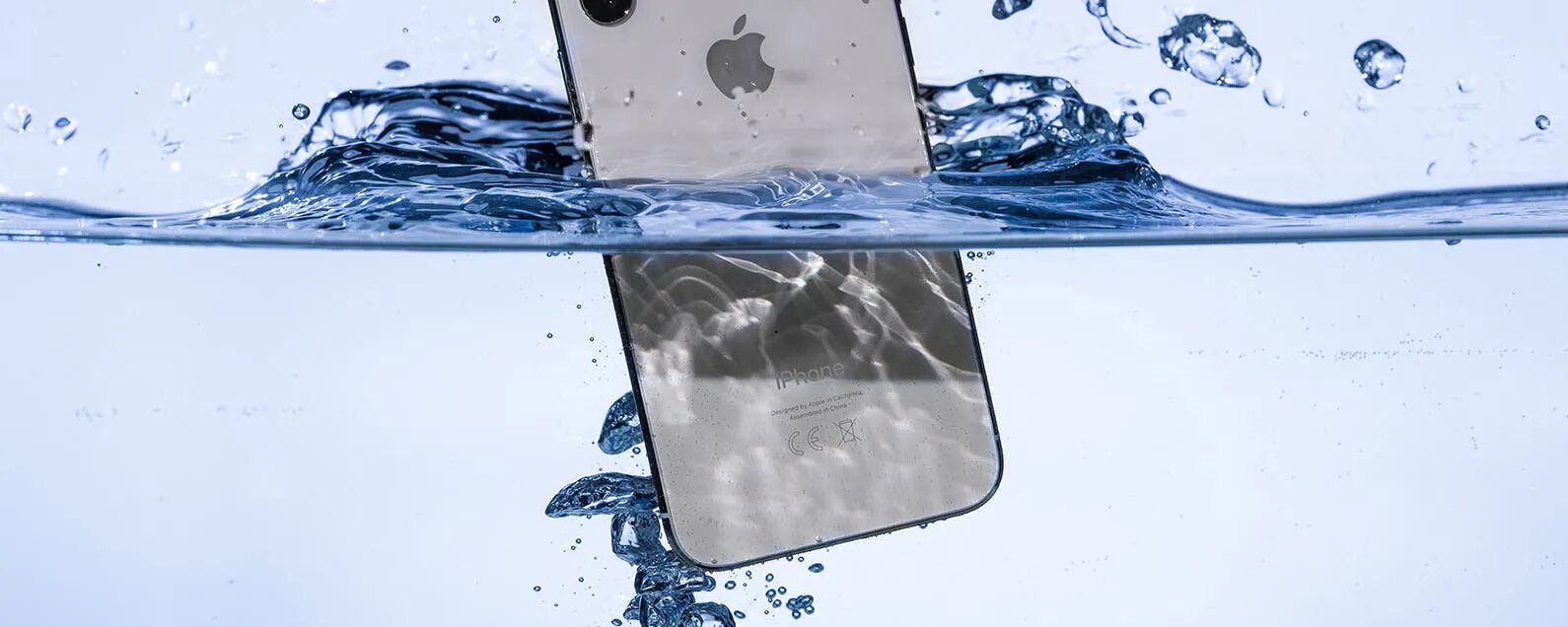 Айфон в воде. Iphone из воды. Очистка воды айфон. Утопленный айфон.