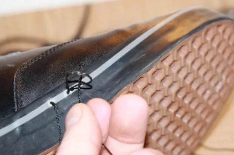 Как прошить обувь. Как шить сапожным шилом с крючком. Прошивка подошвы обуви. Схема прошивки обуви. Как прошить обувь.