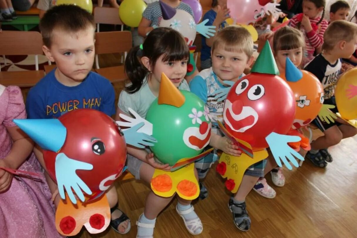 Первая неделя в детском саду. Первая неделя в детском саду. Разноцветная неделя в детском саду средняя группа. День детских изобретений в детском саду в средней группе. День улыбки в детском саду.