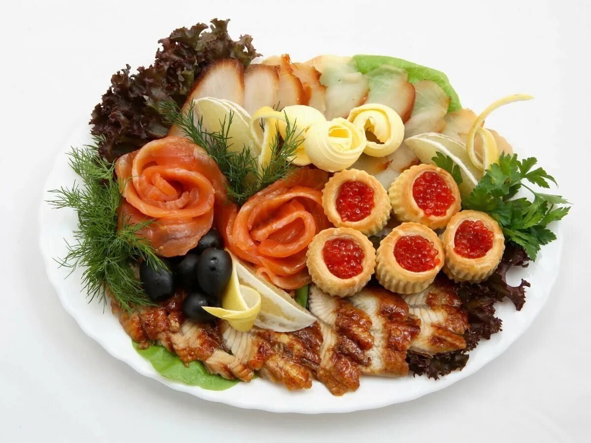 Холодные закуски в ресторане. Холодные закуски на банкет. Закуски с красной икрой. Банкетные блюда. Модные закуски.