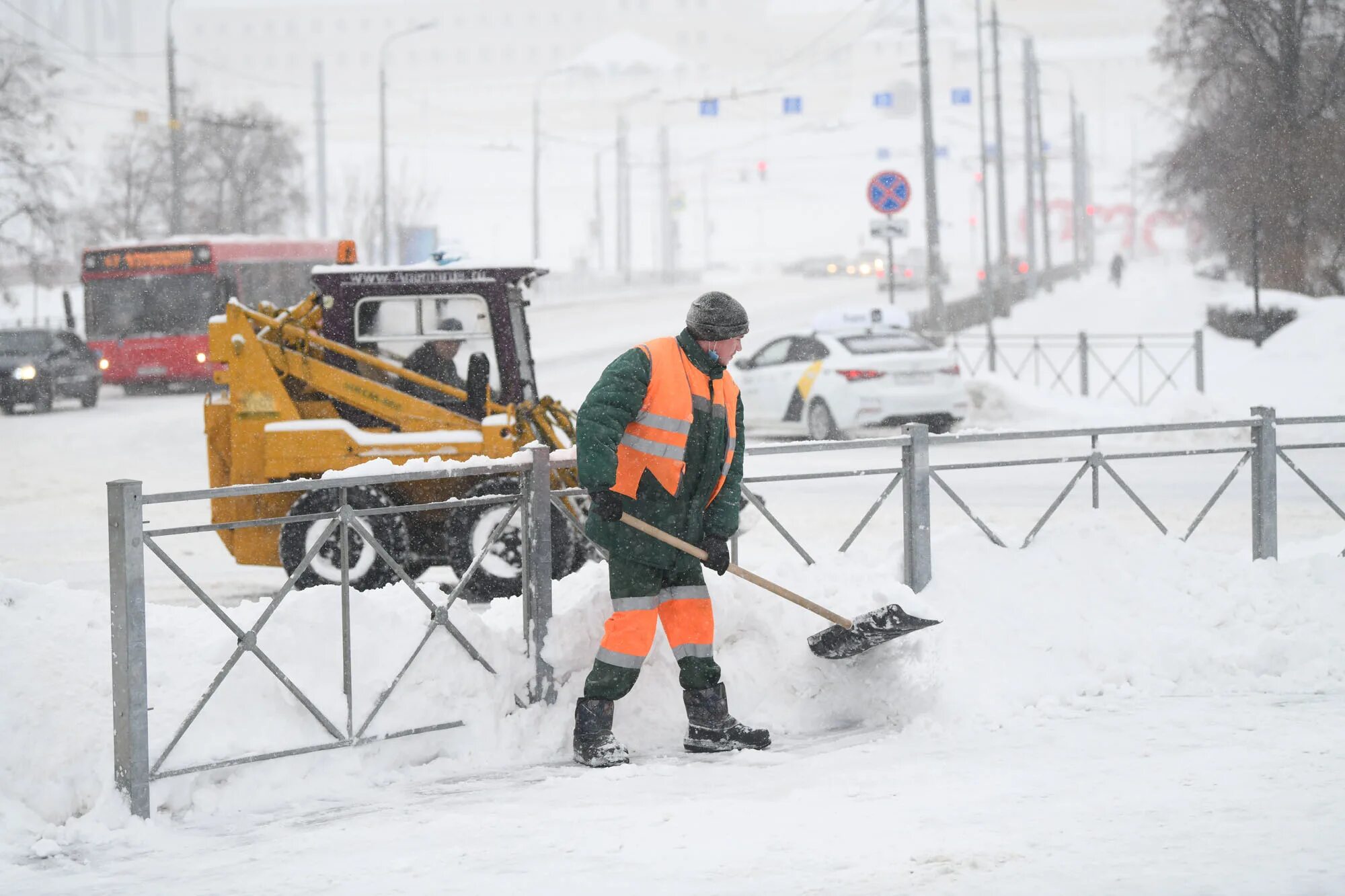 Уборка снега. Уборка снега спецтехникой. Очистка дорог от снега. Уборка снега Казань. Окпд уборка снега