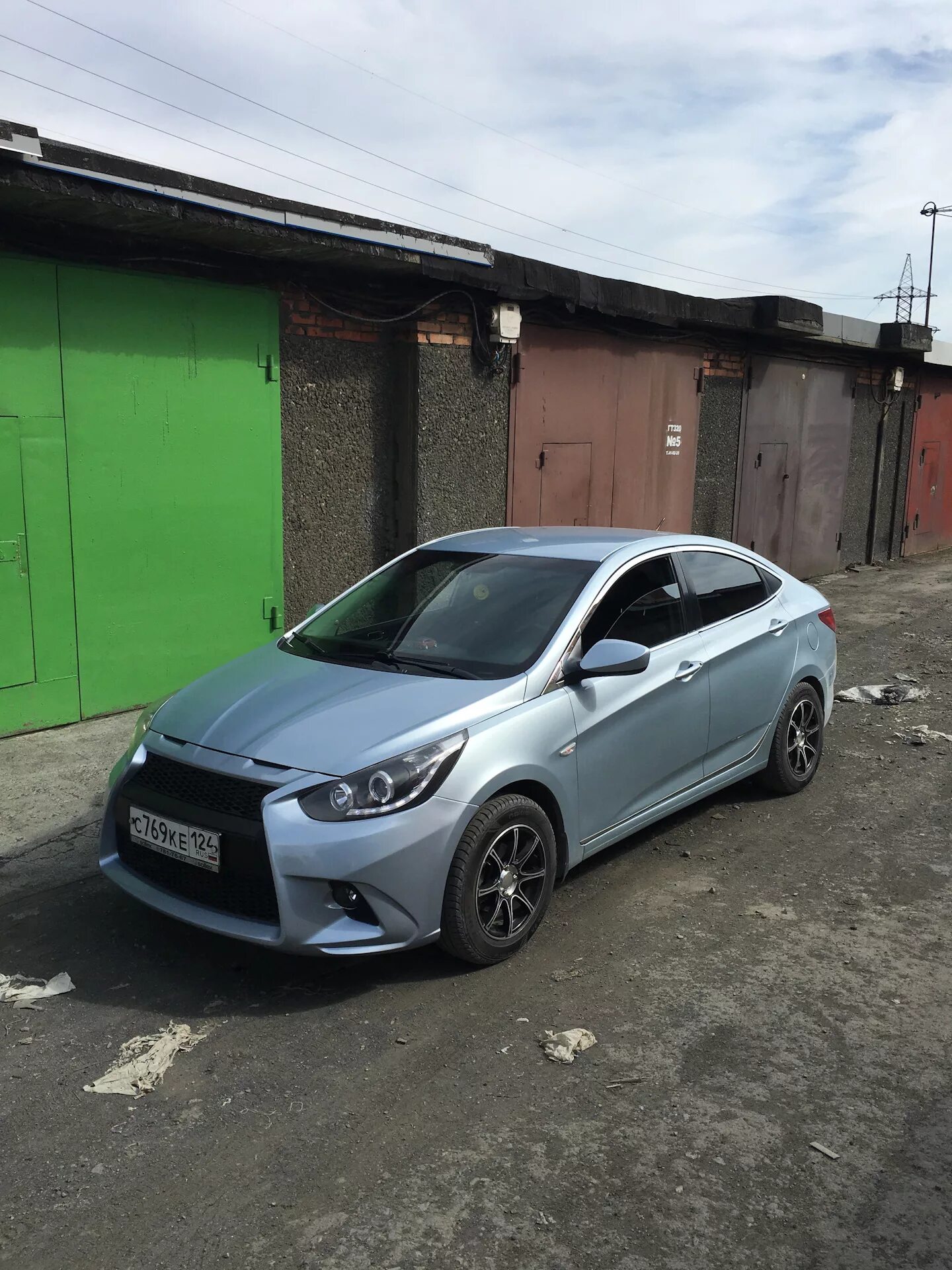 Hyundai solaris 2 антихром. Солярис стайл. Hyundai solaris lexus style. Hyundai solaris style. Бампер лексус стайл на солярис.