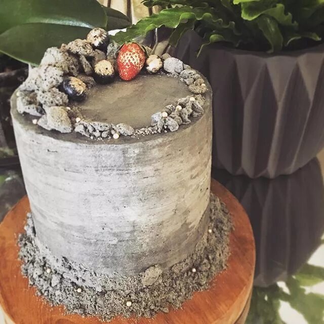 Торты облегчить цемент. Торт бетон. Торт под бетон. Декор торта с эффектом бетон. Торт из цемента.