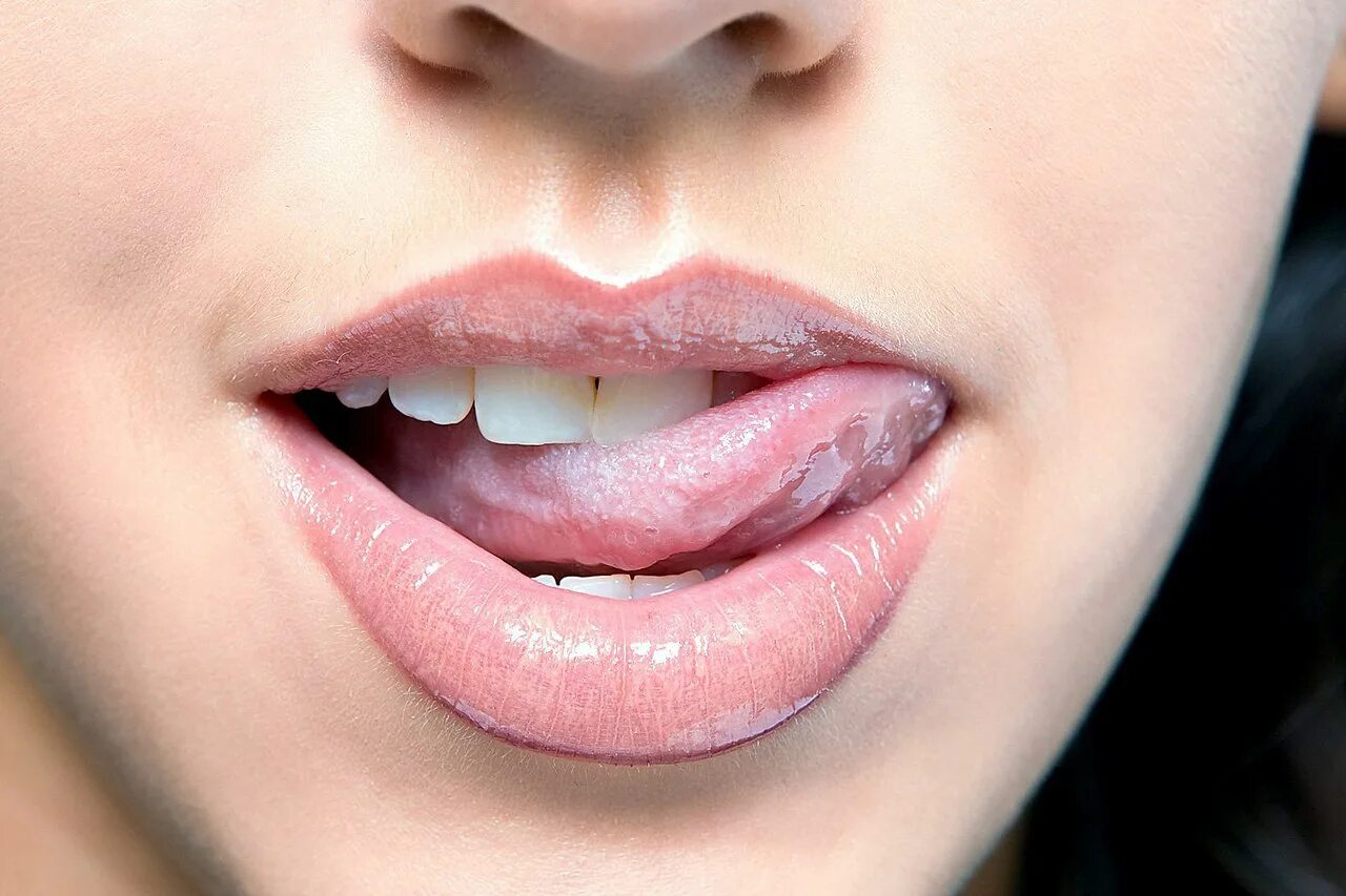 Умеет языком. Губы с языком фото. Умеет языком. Укус за язык. Умеет языком.