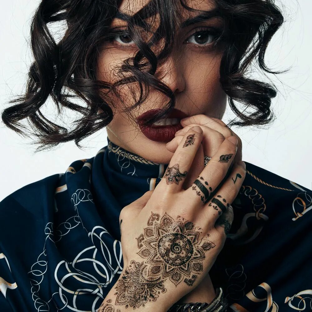 Песня чины без обид. Чина на на на песня. Чинар исоян feet. Чина певица без обид. Чина песни.