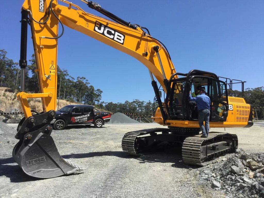 Экскаватор jcb бу. JCB 320 экскаватор. JCB 160w. Экскаватор JCB 2023. Машинист экскаватор JCB jc200.