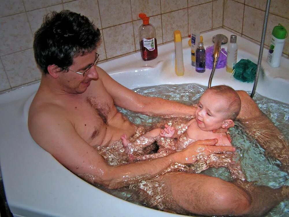 Мама в ванне видео. Дочки с папами в ванной. Купание Дочки. Дочка купается в ванной. Папа купается в ванной.