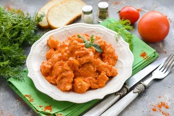 Гуляш из филе курицы с подливкой. Поджарка куриная с подливкой. гуляш с морковью и луком. поджарка из куриного филе с томатной пастой. гуляш из птицы.