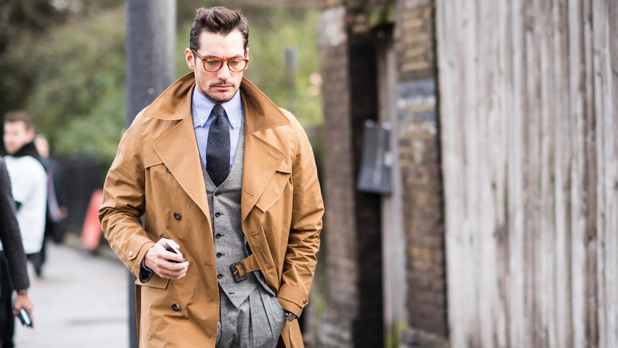 Мужское пальто 70-х годов. Мужик лет 50 60 в плаще. Burberry trench coat men. Старомодная одежда мужчины. Старомодная одежда мужчины.