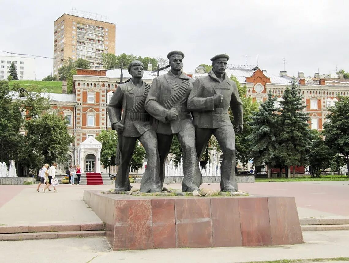 Герой купить нижний новгород. Монумент героям Волжской военной флотилии Нижний Новгород. Памятник Волжской военной флотилии в Нижнем Новгороде. Памятник трем матросам Нижний Новгород. Памятник морякам в Нижнем Новгороде.