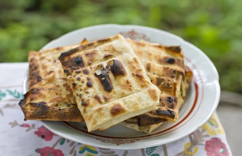 Лаваш с сыром на гриле. В лаваше на электрогриле. Рулетики из лаваша с фаршем на мангале. Лаваш с фаршем и сыром на мангале. Лаваш с сыром на гриле.