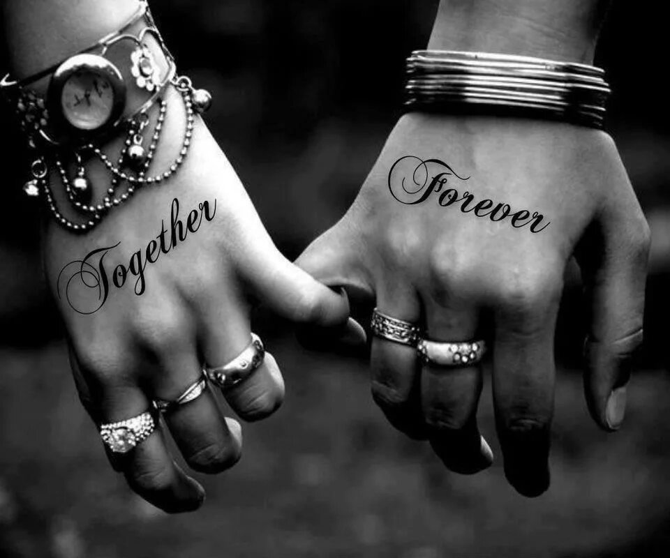 Пентатоника в миноре сольфеджио. Красивые влюбленные пары. Красивая пара. Держит за руку. Парные татуировки для влюбленных.