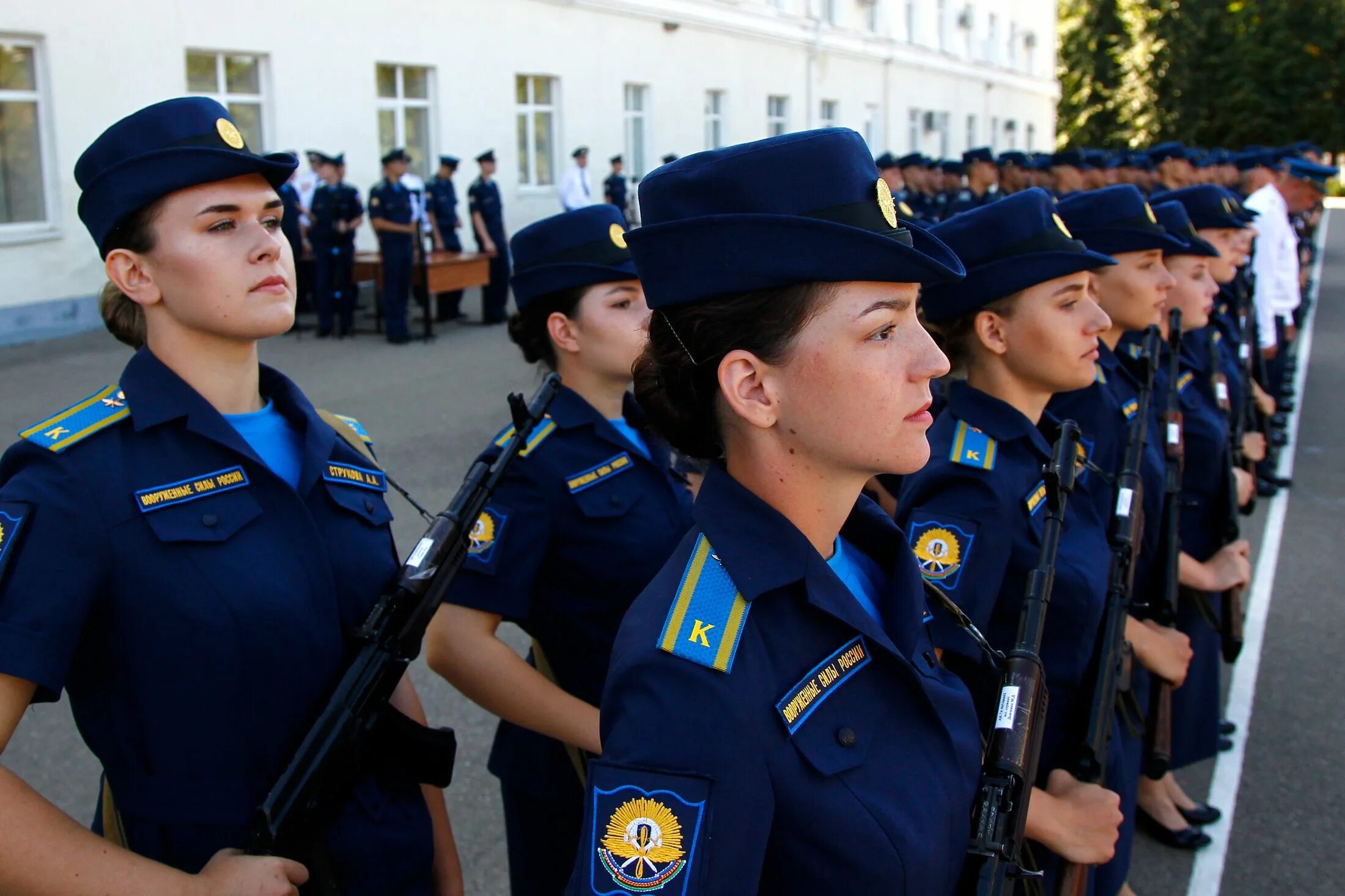 Поступление девушки в военное училище