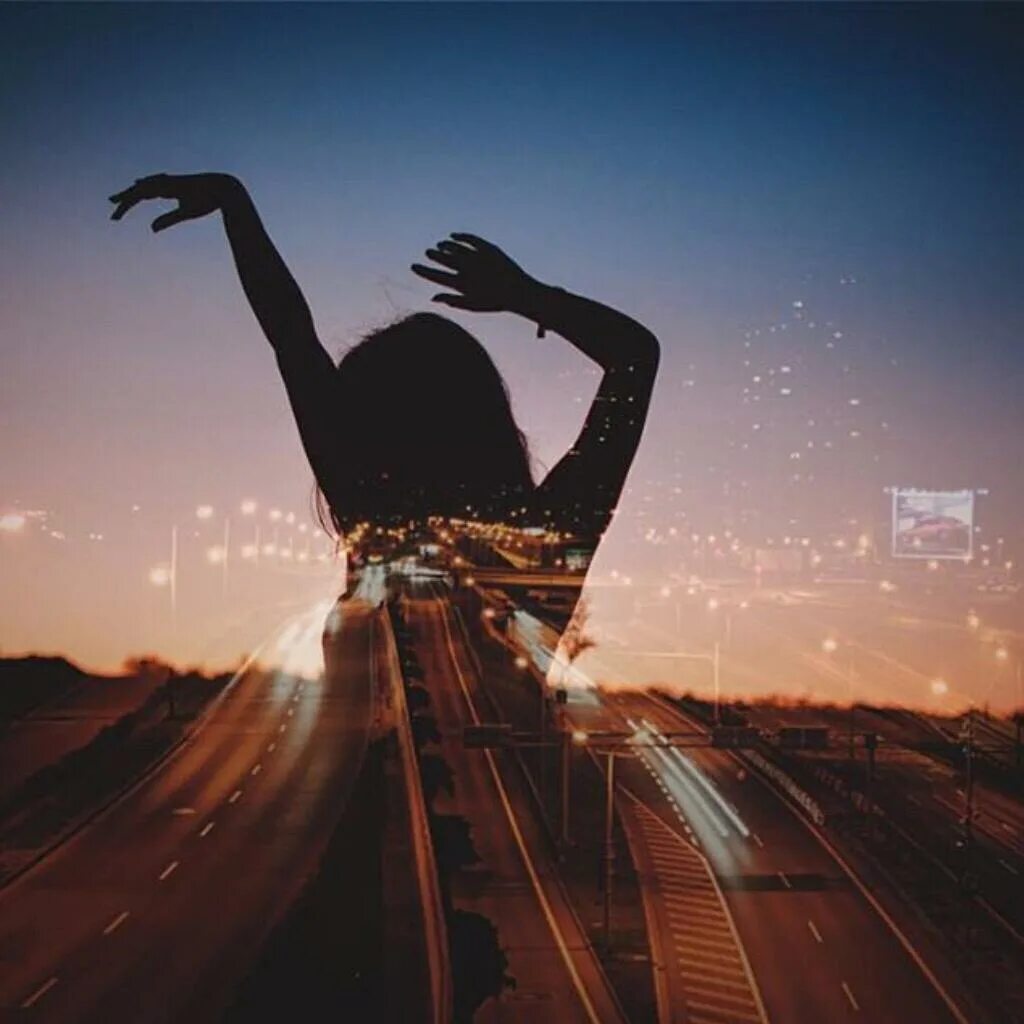 Женский силует в темноте. Танцы девушек. Танцы при луне. Современные танцы. Девочка ночь.