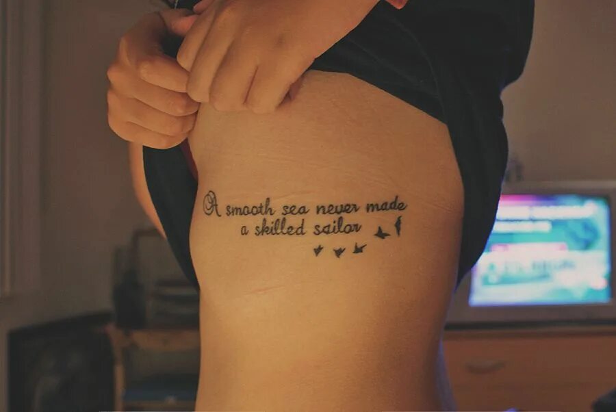 Теле со словом. Татуировки надписи. Татуировка надпись на ребрах. Татуировки на ребрах у девушек. Татуировки на ребрах у девушек надписи.