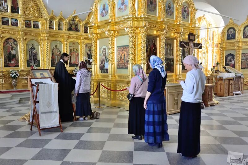 Исповедь девушки. Покаяние в храме. Исповедь в храме. Исповедь в церкви. Исповедаться в церкви.