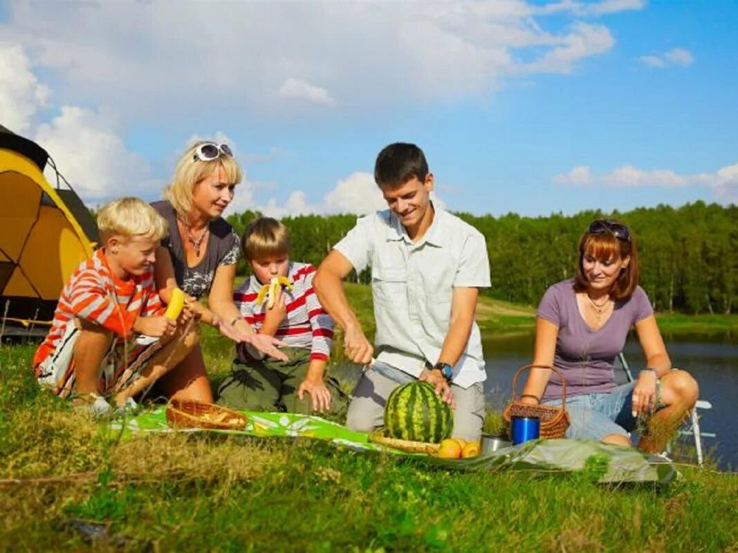 Летний пикник на природе. Семья на пикнике. Пикник с семьей на природе. Отдыхаем на природе. Провели пикник