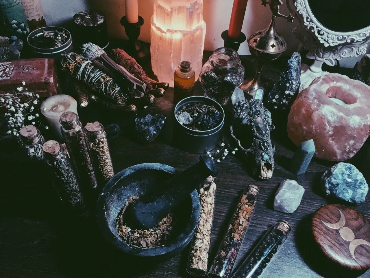 Вечеринка в стиле хэллоуина. Магия старинных вещей. Современные волшебные вещи. Натюрморт с украшениями. Натюрморт с драгоценностями.