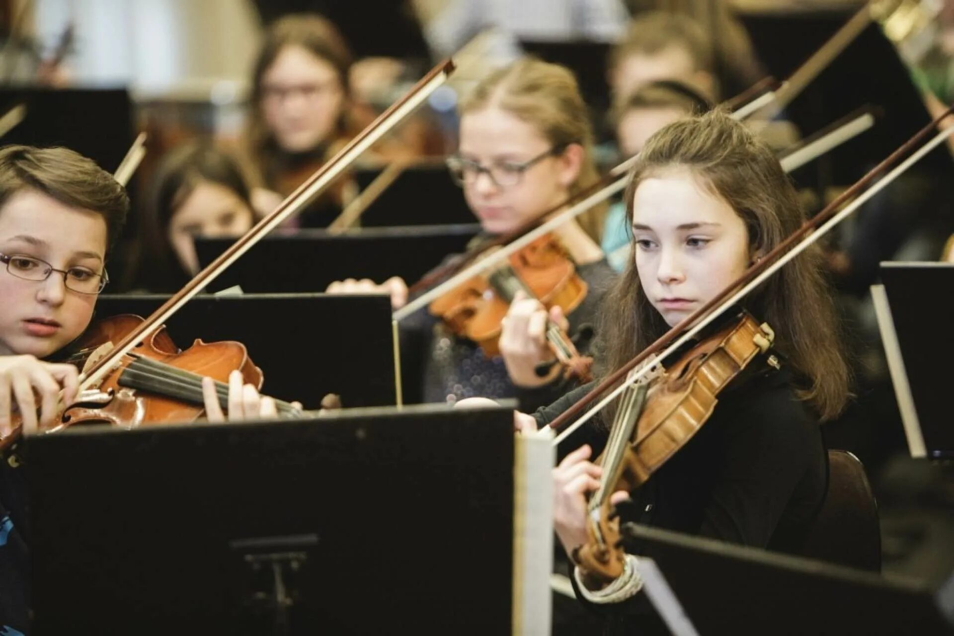 Юхманова виктория станиславовна. Чувашский симфонический оркестр григорьев сергей. Детский симфонический оркестр юность майнская дши. Оркестр готовится. Оркестр харбин.