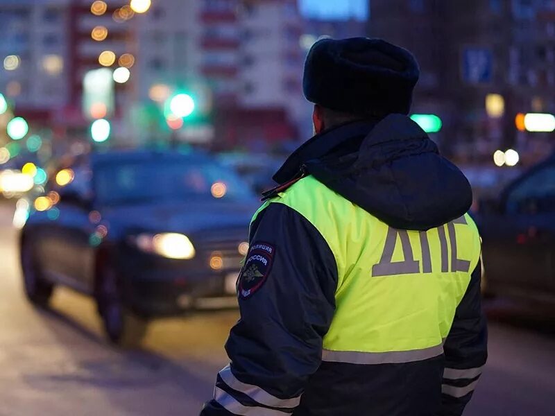 Обнаружение дпс. Дпс. полицейский на дороге. красивый гаишник.