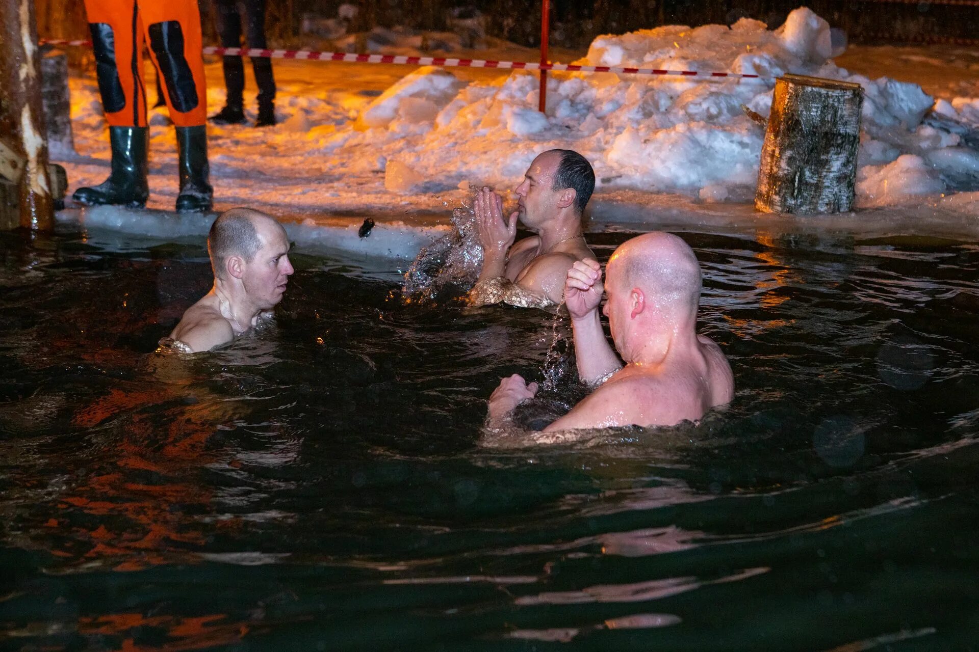 Купаться в сочельник. Купаться в сочельник. Купель на крещение. Крещенские купания на озере. Купаться в сочельник.