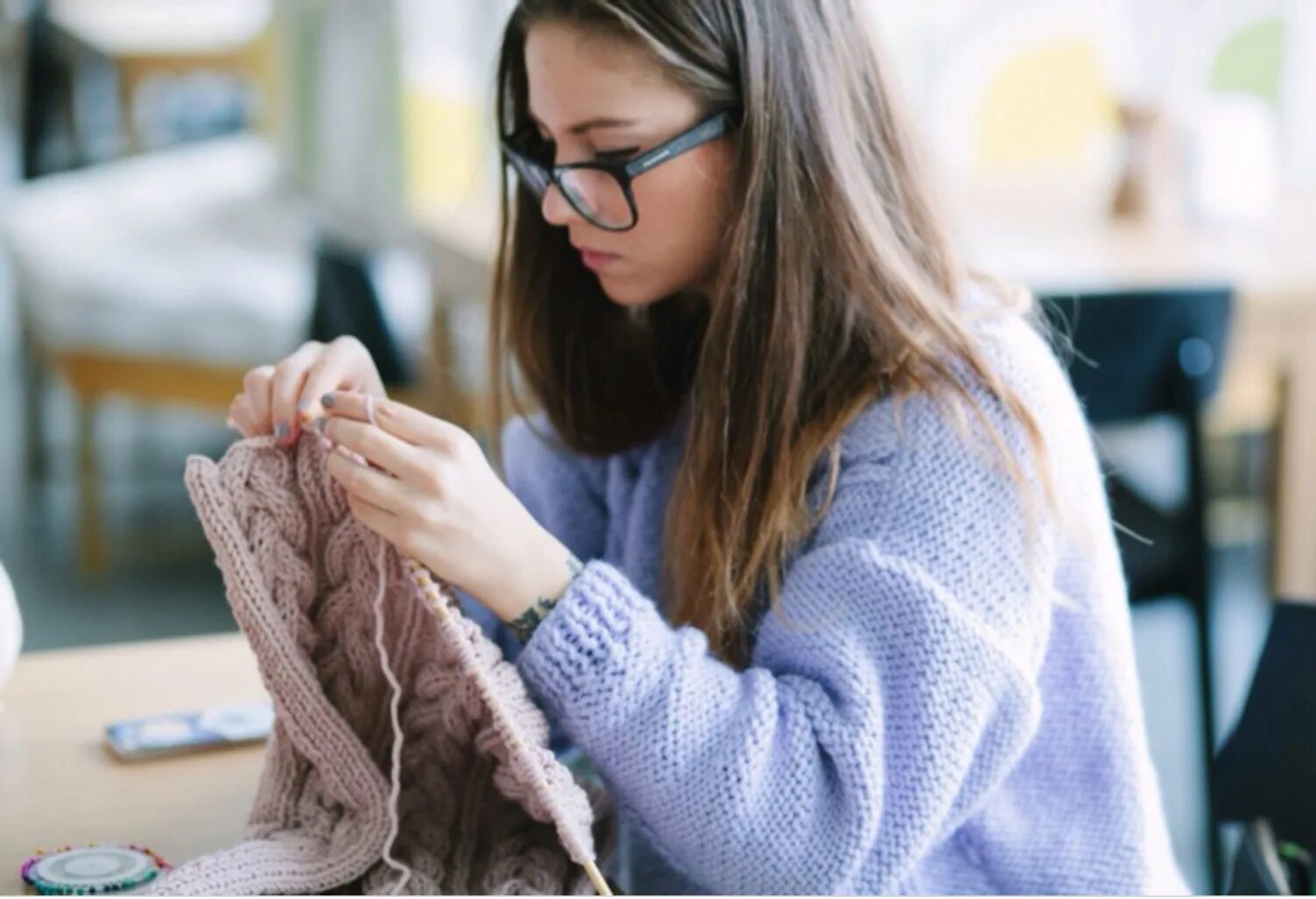 Knitting hands. Девушка вяжет. Девушка рукодельница. Заниматься рукоделием. Девочка занимается рукоделием.