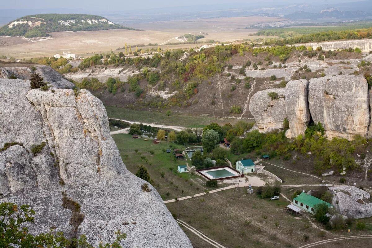 Погода в холмовке бахчисарайского. Село Холмовка Бахчисарайский район. Эски Кермен село Холмовка. Холмовка Бахчисарайский район черные камни. Бахчисарай Холмовка.