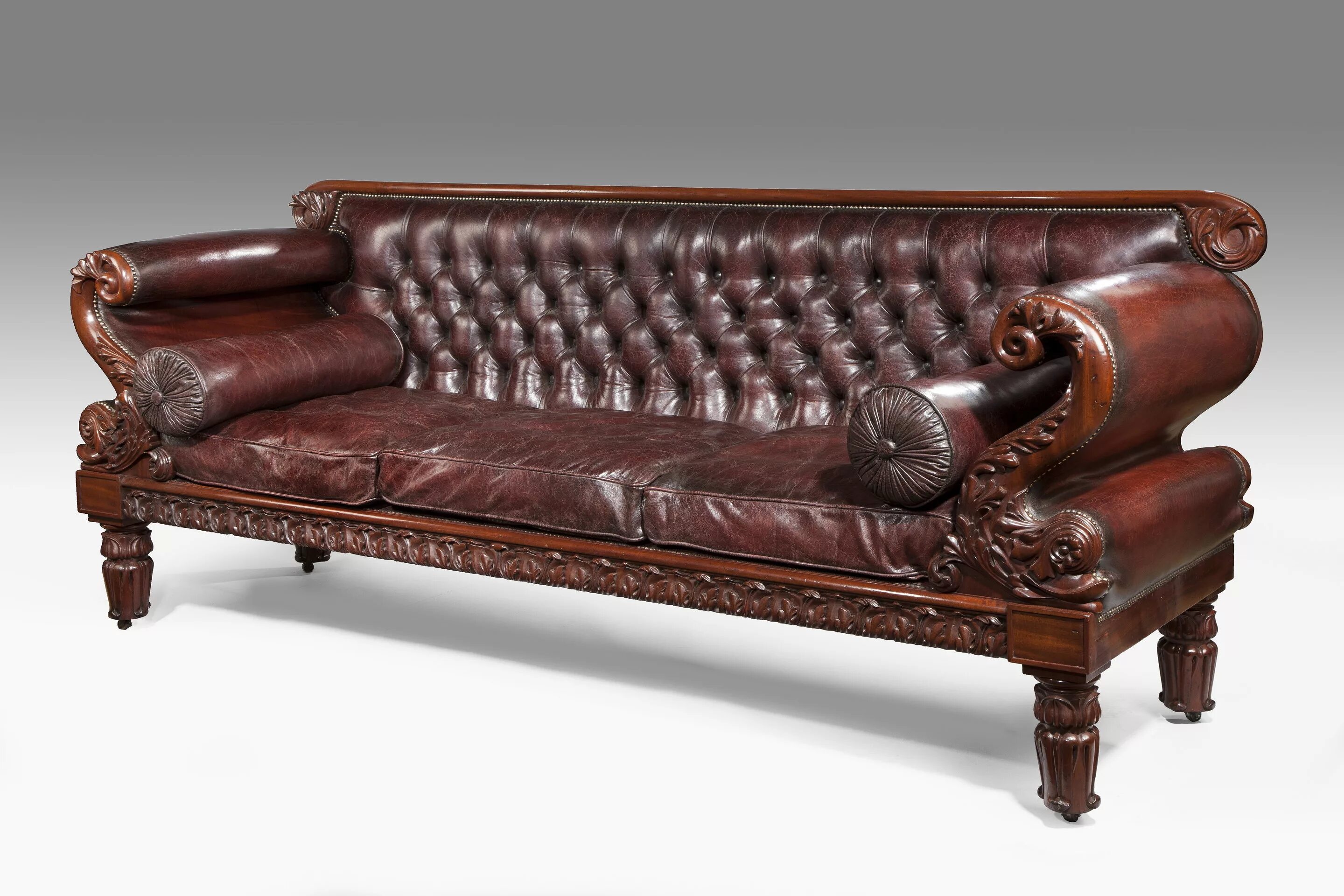 Старина диван. Честерфилд диван антикварный. Старинный кожаный диван. Диванчики в старинном стиле. Диван в старинном стиле.