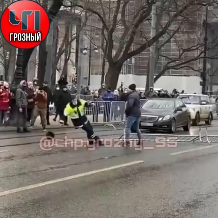 В каком году произошло нападение. Ржака питер мужик напал на дорожников. произошло нападение на романа тодера.