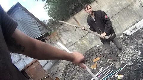 Блогерша лапа на хате с бомжами