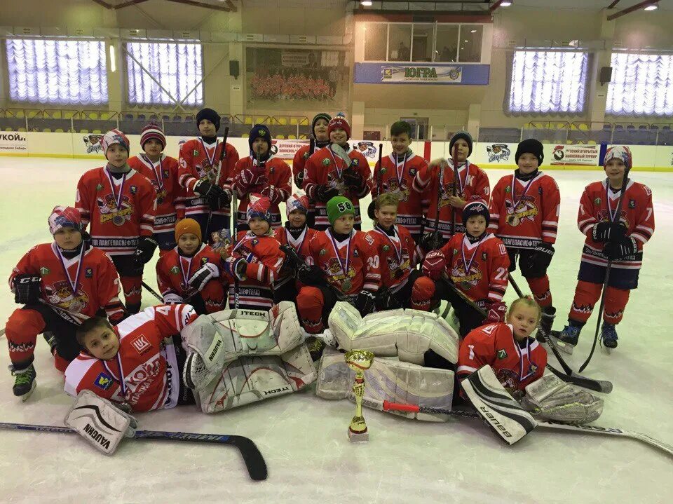 Хк сибирь логотип. Сибирь лангепас. Сибирь лангепас. Хоккейный корт город лангепас. Каток лангепас.