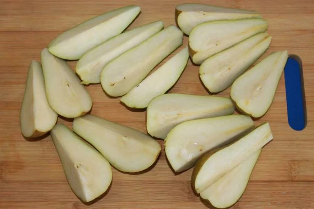 Красиво порезать грушу на стол. Красиво порезать грушу на стол. Красивая нарезка груши. Нарезка груши. Красиво порезать грушу.