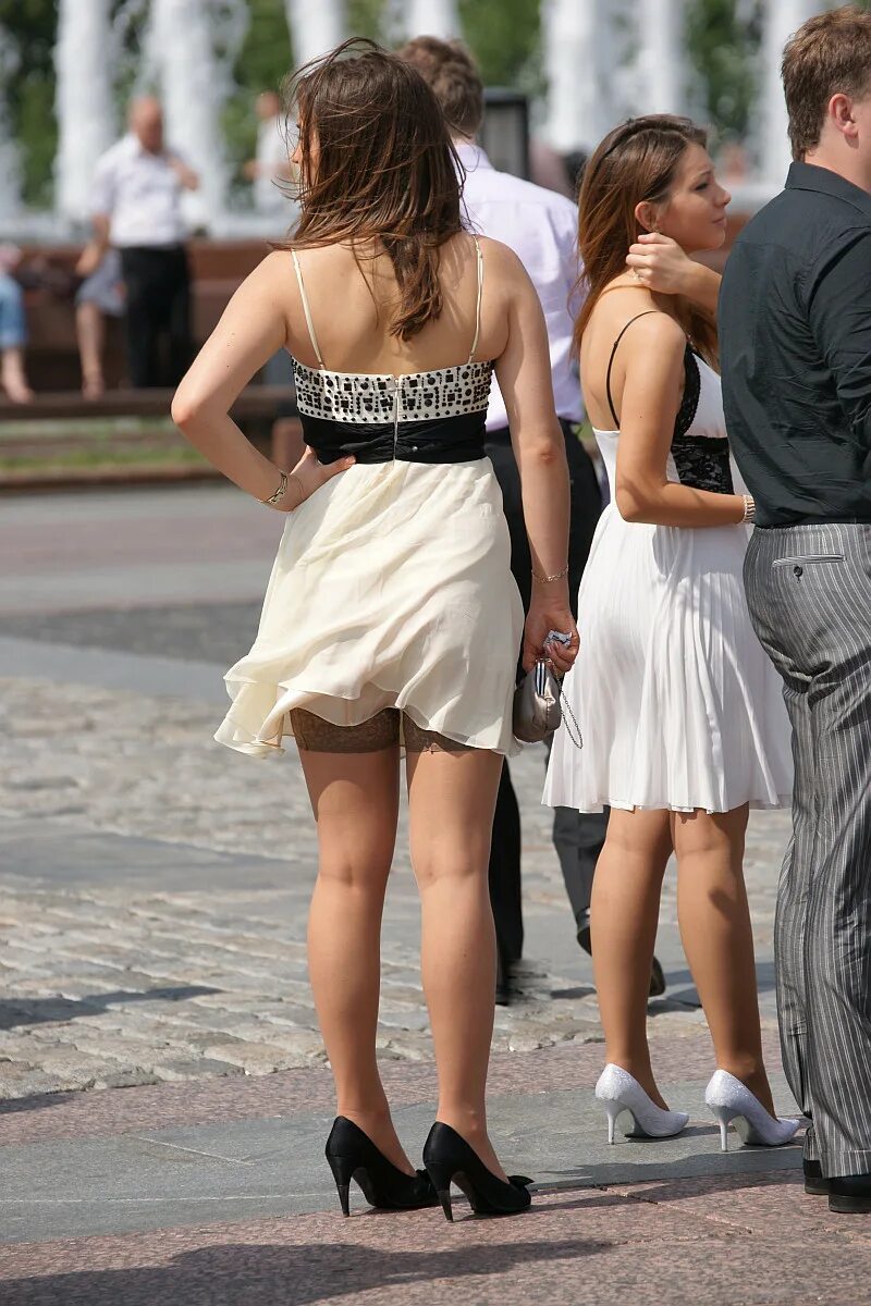 Каролина хименес mini dress. Девушка приподнимает плат. Ветер поднял платье. Девушка приподнимает платье. Юбка под платьем как называется.