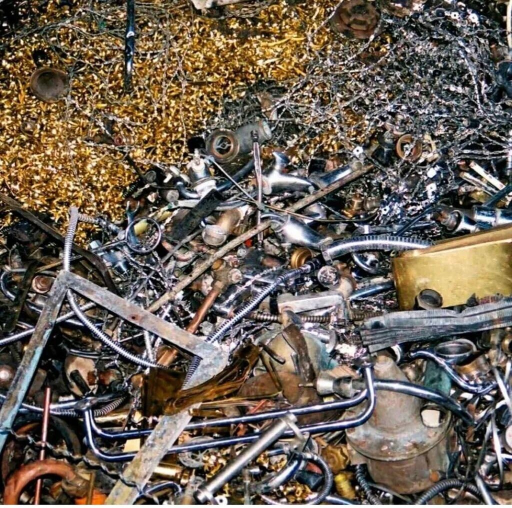 куча лома меди. где берут метал. 300 кг меди. где берут метал. много металла.