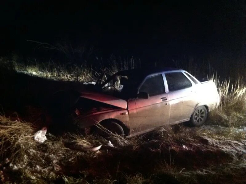 Разбитая ваз 2107 дрифт. Егорьевск разбился мотоциклист. Машина ваз 2107 в кювете ночью. Разбитый лансер 10 дтп. Разбитая машина машина ночь.