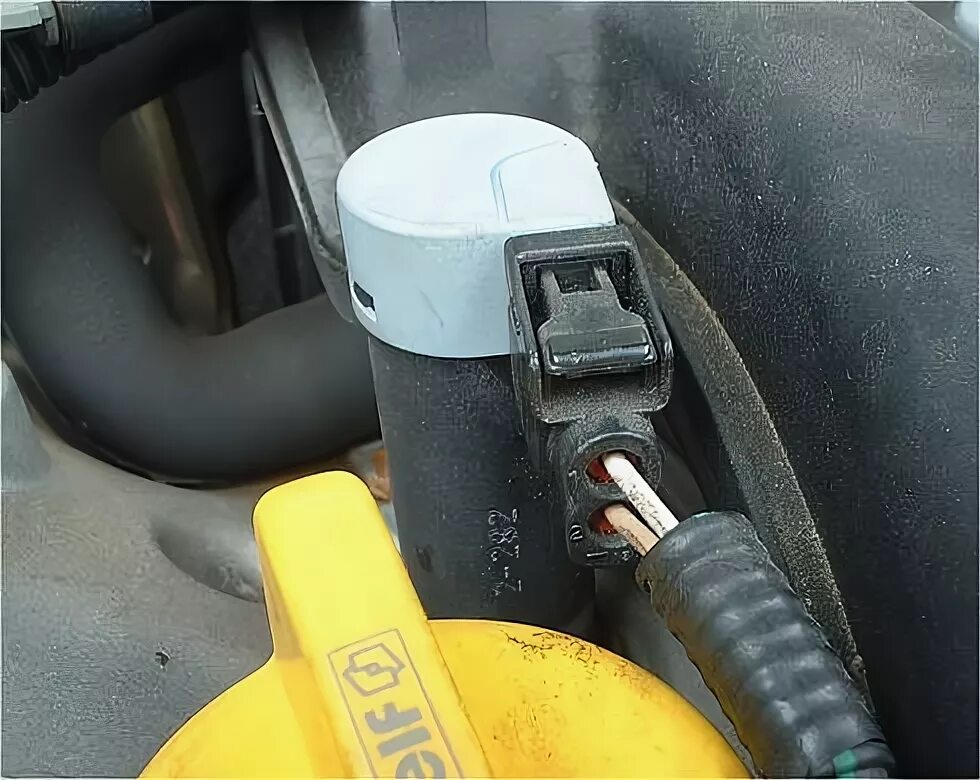 Замена наконечников катушек зажигания - Renault Megane II, 1,6 л, 2007 года аксе