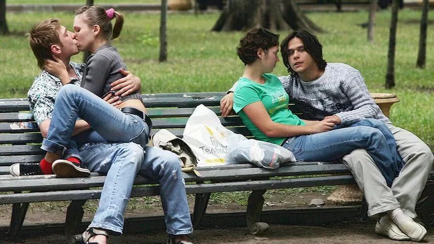 Где сидят молодые. Молодежь на скамейке. Молодежь сидит на скамейке. Молодежь в парке на скамейке. Подростки на скамейке в парке.