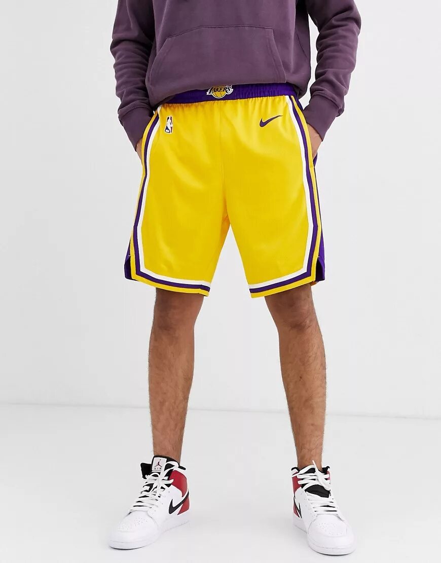 Желтые мужские шорты. Шорты найк Лейкерс. Шорты la Lakers Nike. Nike Jordan шорты Lakers. Шорты найк желтые Lakers.