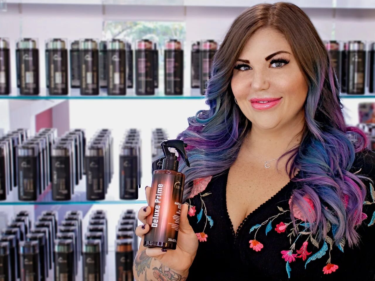 Лореаль колориста краска для волос палитра. Найти колориста. Колорист. Красит волосы колорист фон баночек. Найти колориста.