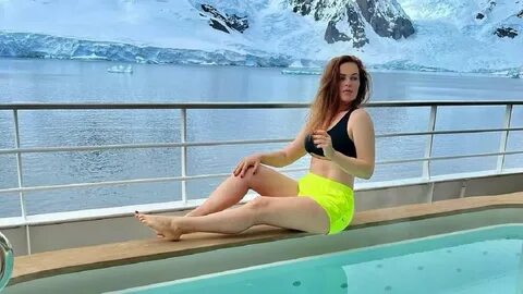 Yekaterina Andreeva suzish kiyimida yalangoch