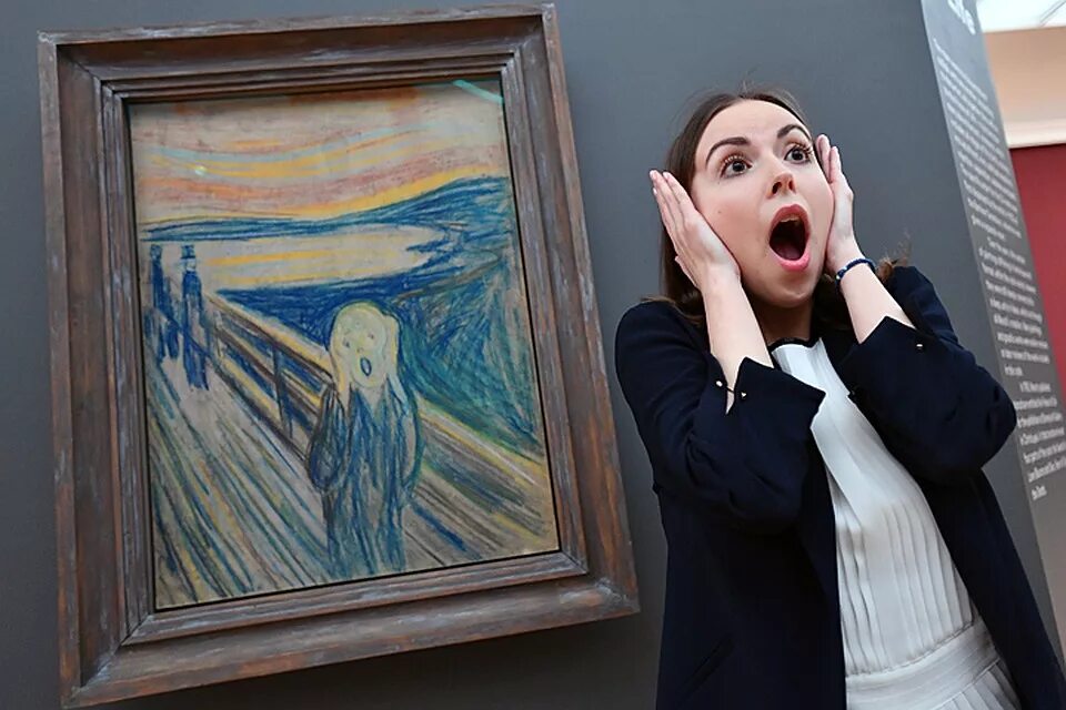 Позы в переговорах. Селфи вытянутые руки. Джейн гудолл с обезьянами. Человек имитирует. Изображение бурной деятельности.