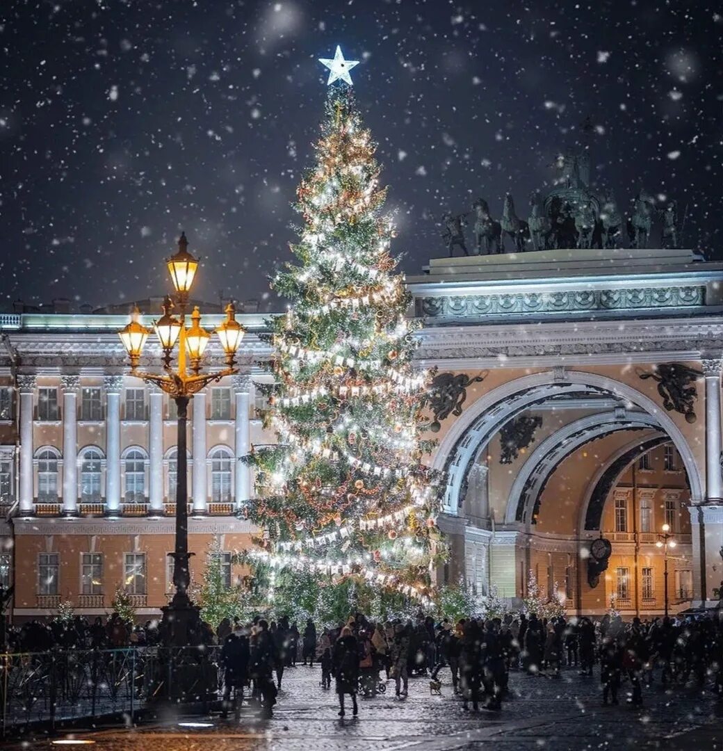 Дворцовая площадь в санкт петербурге год. Спб дворцовая площадь елка 2025. елка питер дворцовая площадь 2025. дворцовая площадь питер елка. елка на дворцовой 2025.