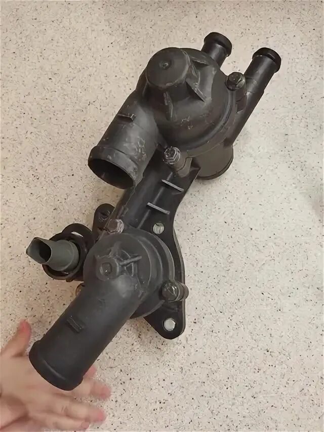 6. Корпус термостата фольксваген поло седан 1. Vw03c121111ae. 6 105 л. Корпус термостата поло седан 1.
