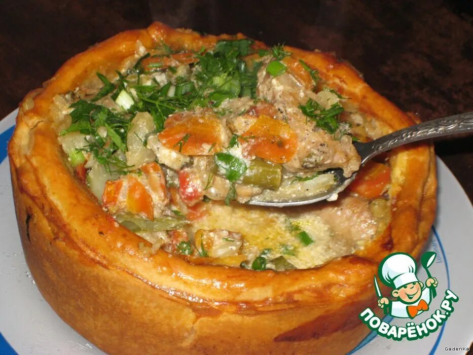 жаркое в горшочках с курицей. жаркое в горшочках с мясом и картошкой и грибами. жаркое по-чувашски в горшочке. жаркое в горшочках. мясо в съедобном горшочке в духовке рецепт.