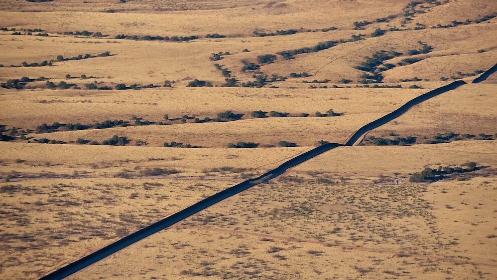 Границы между краями. Границы между странами фото. Граница Мексика США В пустыне. Границы США. Пустыня разделенная на две части.